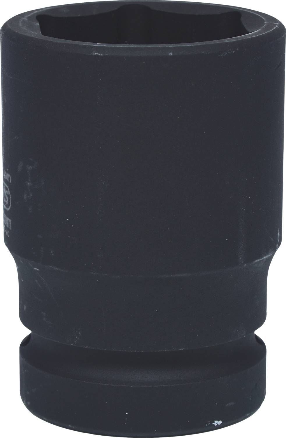 Une clé à douille noire pour écrous, de forme cylindrique avec ouverture hexagonale, utilisée pour les travaux mécaniques.