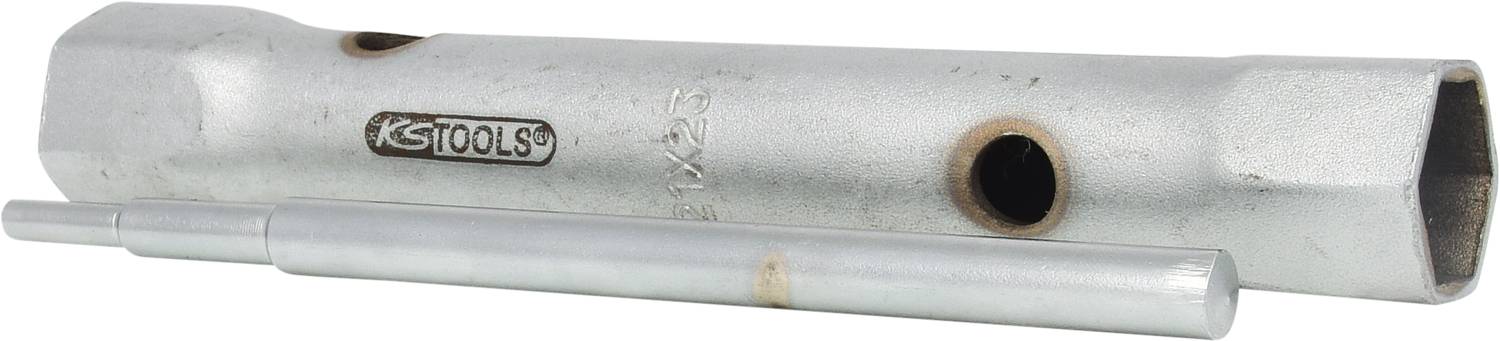 Deux outils en métal, une clé à bougie et une rallonge, sont posés côte à côte sur une surface blanche.