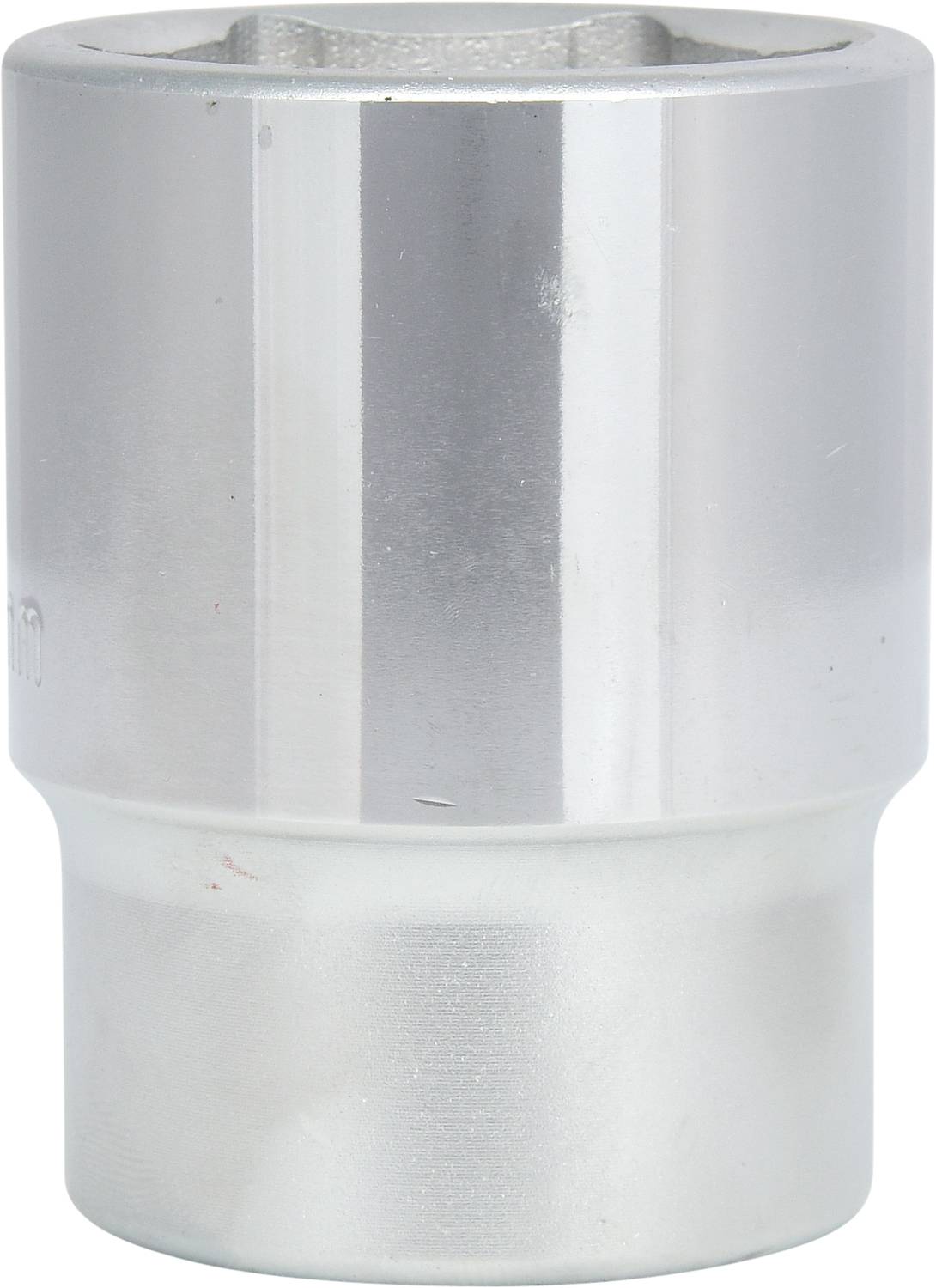 Embout de clé à douille métallique, cylindrique, brillant, utilisé pour les travaux de vissage sur des machines ou des véhicules.