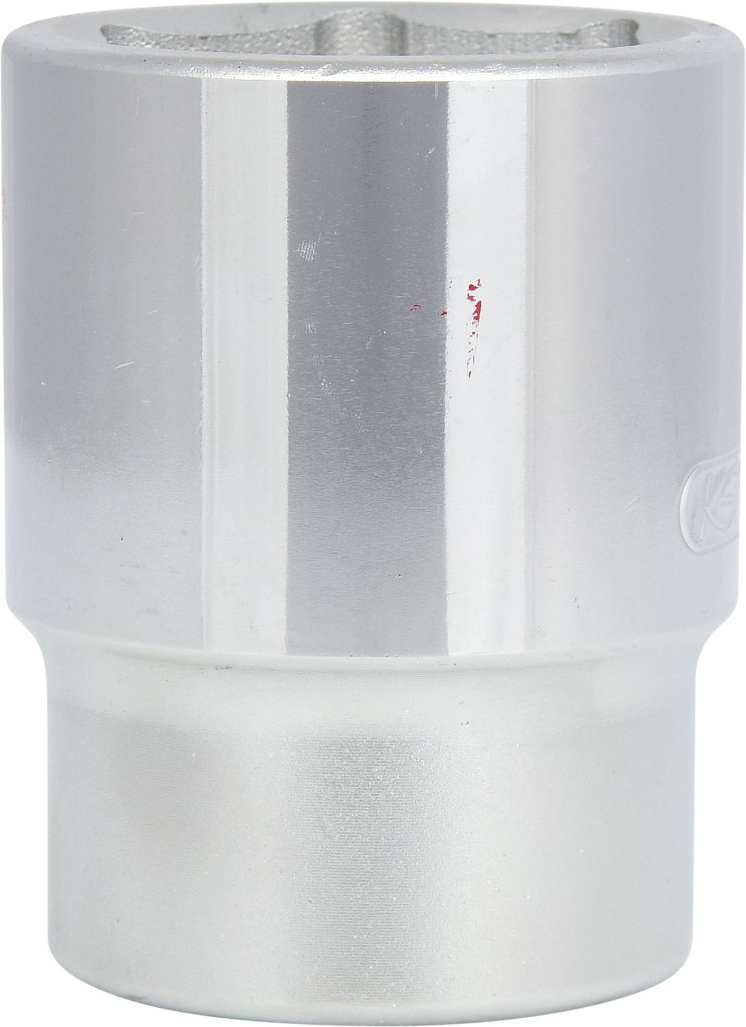 Écrou hexagonal métallique de forme cylindrique, brillant et argenté, adapté à l'utilisation avec une clé à douille pour des travaux de réparation.