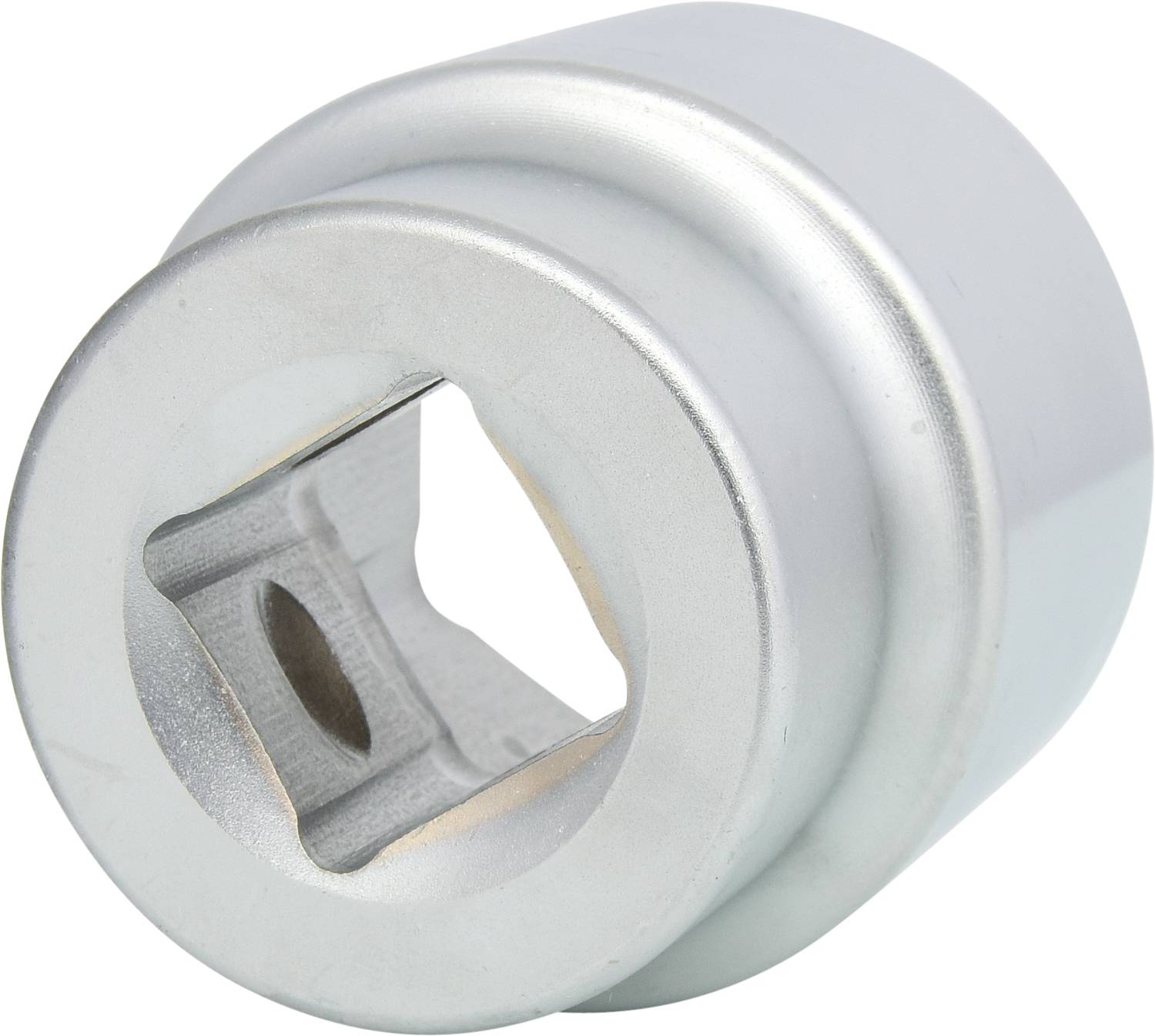 Un outil métallique cylindrique argenté avec une ouverture carrée, probablement un embout de clé à douille pour des réparations.
