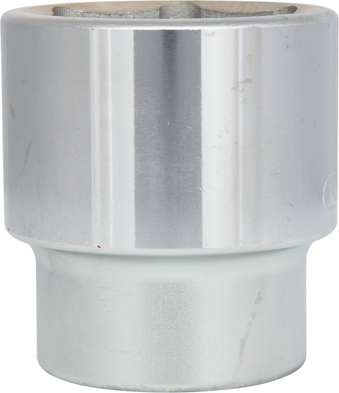 Embout métallique argenté avec un profil intérieur hexagonal, ressemblant à une connexion de clé à douille, sur un fond blanc.