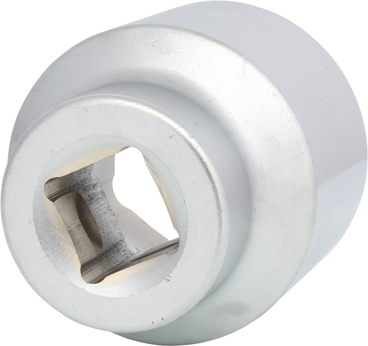 Adaptateur métallique rond avec une ouverture carrée en son centre, probablement un élément de connexion ou d'adaptation.