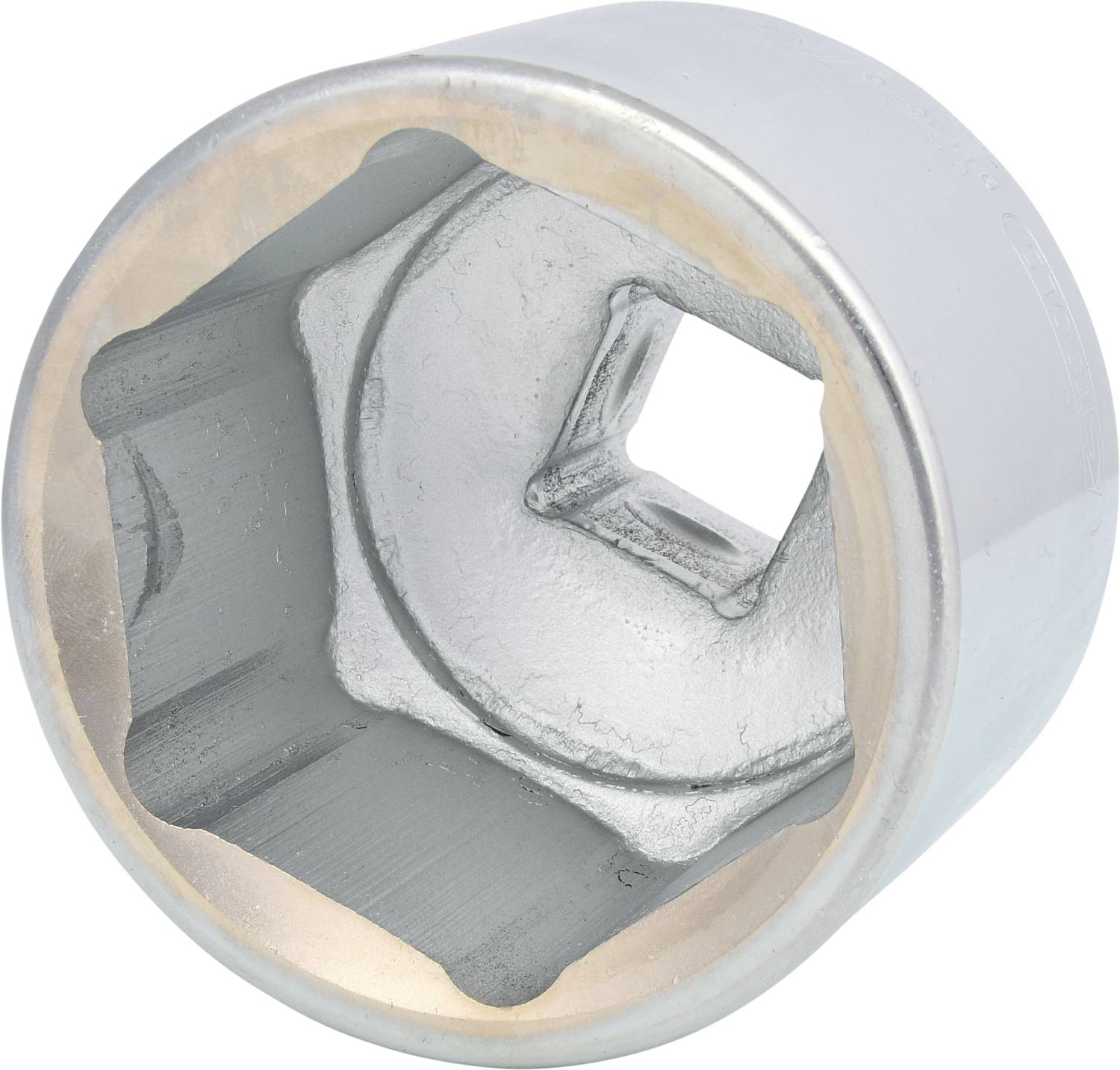 Un embout de clé à douille chromé, conçu pour être utilisé avec une clé dynamométrique ou une clé à cliquet, est posé sur une surface blanche.