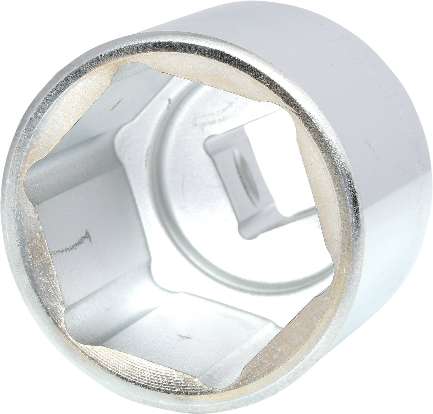 Clé à douille métallique avec ouverture hexagonale. Utilisée pour desserrer des écrous et des boulons de différentes tailles.