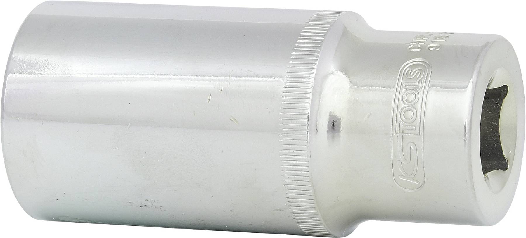 Une douille à cliquet en argent, cylindrique avec une section rainurée pour une meilleure prise en main, adaptée à une utilisation en outillage.