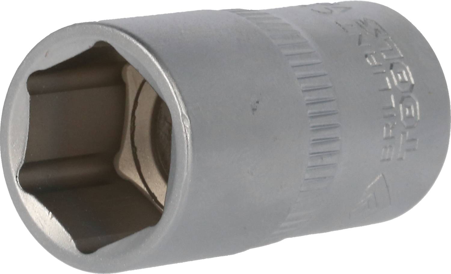 Embout de clé à douille métallique, cylindrique avec surface rainurée. Utilisé pour desserrer ou serrer des vis et des écrous.