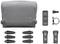 Un sac bandoulière gris DJI contenant deux batteries, un chargeur, quatre hélices et un câble USB. Accessoires pour un drone.
