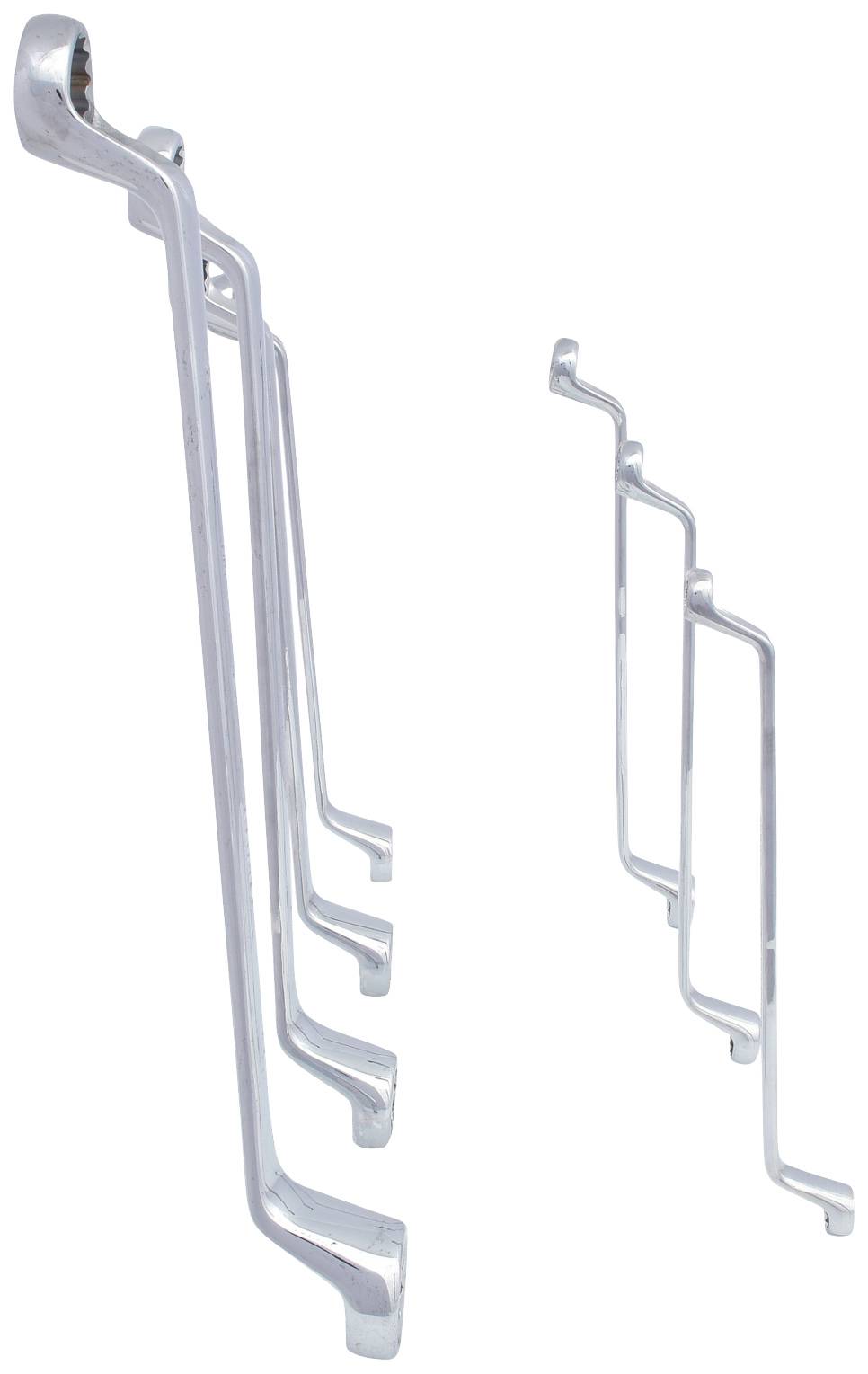 Deux jeux de supports de bouteille d'eau pour vélo blancs de différentes tailles, placés côte à côte.