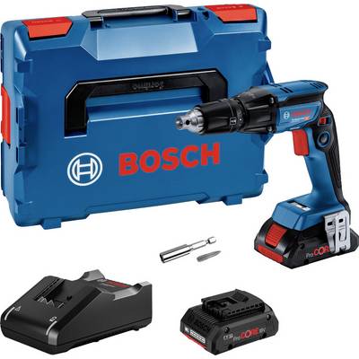 Un tournevis sans fil bleu Bosch avec son chargeur et sa batterie est posé devant sa mallette à outils. Le set comprend également deux embouts de forage.