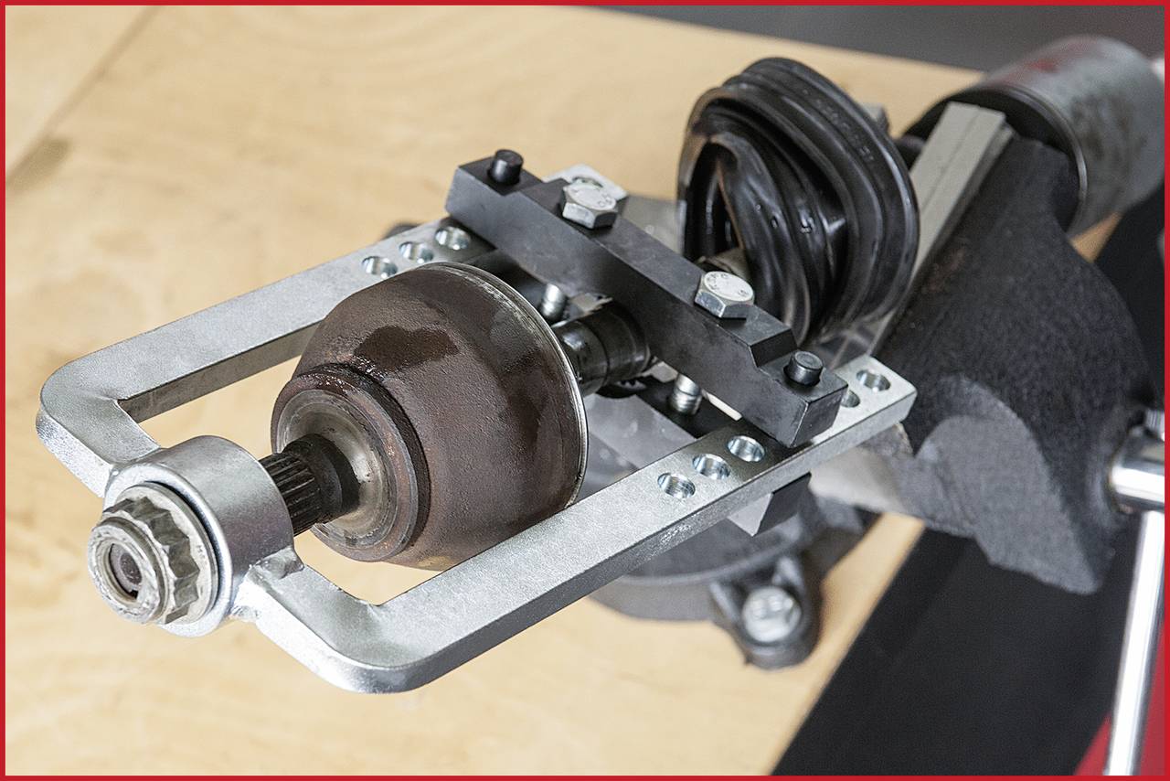 Machine travaillant une plaque métallique. Le focus principal est sur la partie rotative, qui est fixée par des vis de fixation.