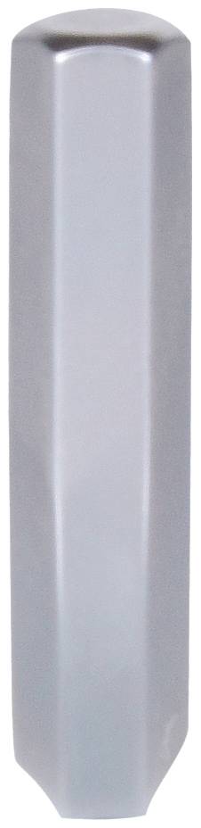 Une longue tige métallique hexagonale de couleur argent se dresse verticalement.