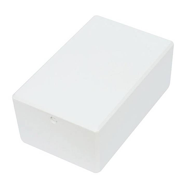 Un boîtier rectangulaire blanc aux coins arrondis. Il paraît simple et fonctionnel.