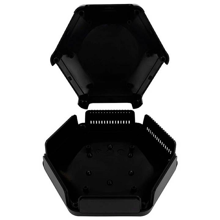 Boîte en plastique noir hexagonale avec couvercle ouvert, surface intérieure plate, trous et fentes de ventilation latérales.