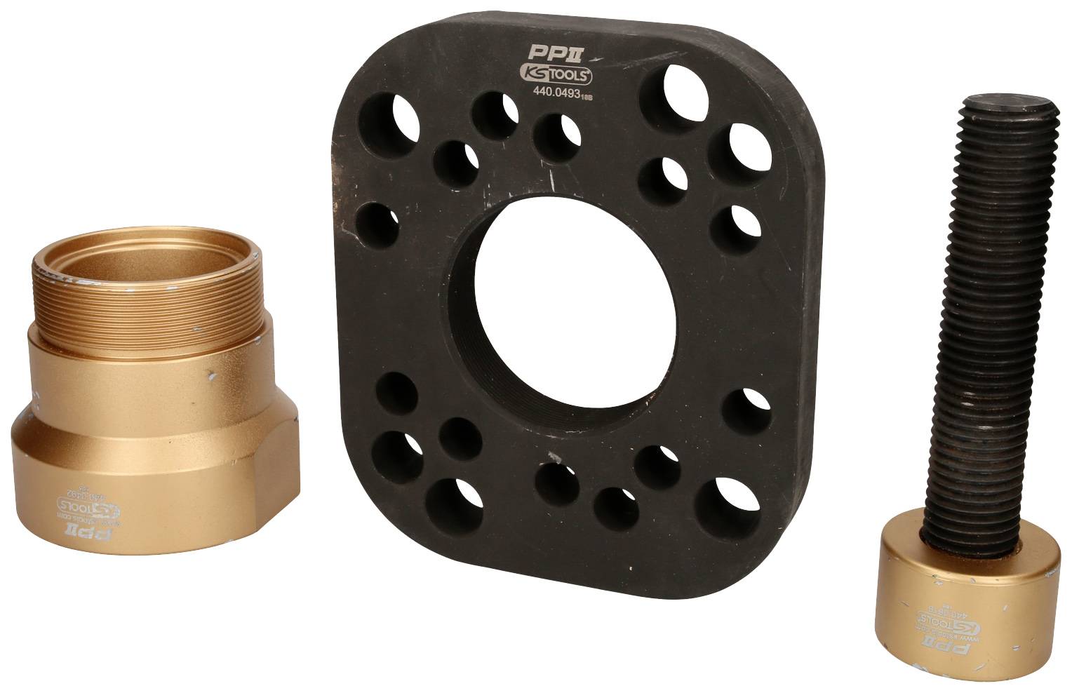 Trois outils métalliques : un adaptateur, un disque perforé et une vis à tête fixe. Ils conviennent à des applications mécaniques.