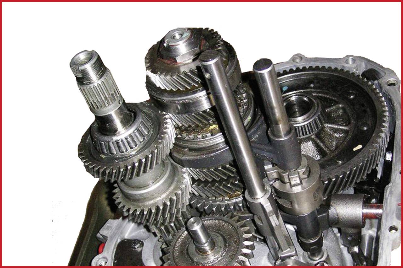 Un engrenage ouvert avec plusieurs roues dentées et arbres. La disposition complexe des segments de roues dentées révèle des détails mécaniques.