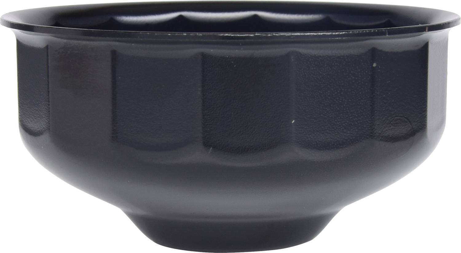 Un bol noir en plastique avec un bord cannelé et une base ronde, adapté aux usages culinaires.