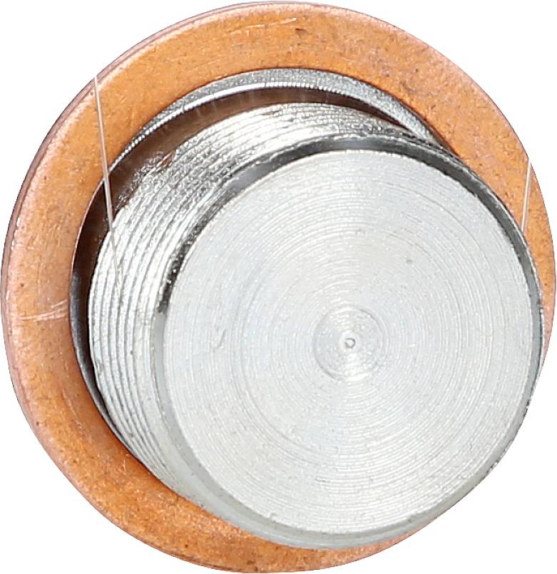 Gros plan d'un objet métallique rond à plusieurs couches, entouré d'un anneau rougeâtre.