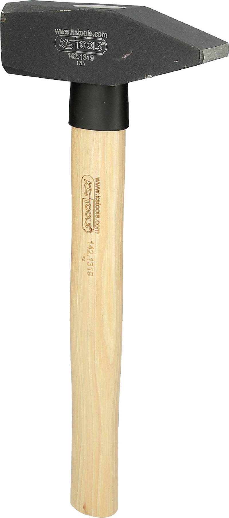 Un marteau avec un manche en bois et une tête en métal noir. La tête du marteau porte l'inscription 'KS Tools'.