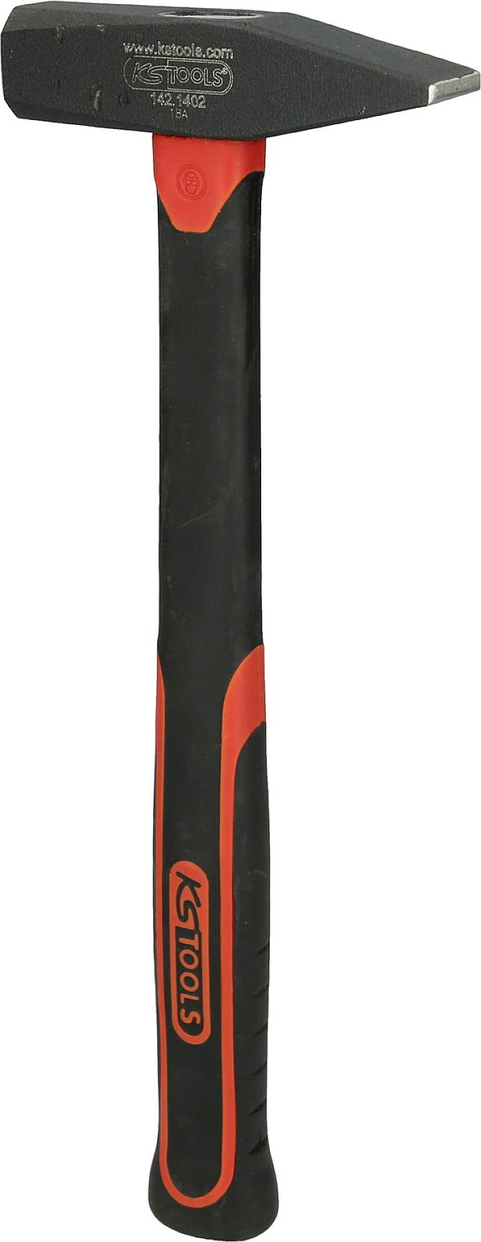 Un marteau avec une poignée noire et rouge. Sur la partie supérieure, la tête du marteau est marquée de l'inscription 'ks tools'.