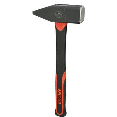 Un marteau noir et rouge à tête carrée et manche antidérapant, adapté aux travaux lourds et aux frappes précises.