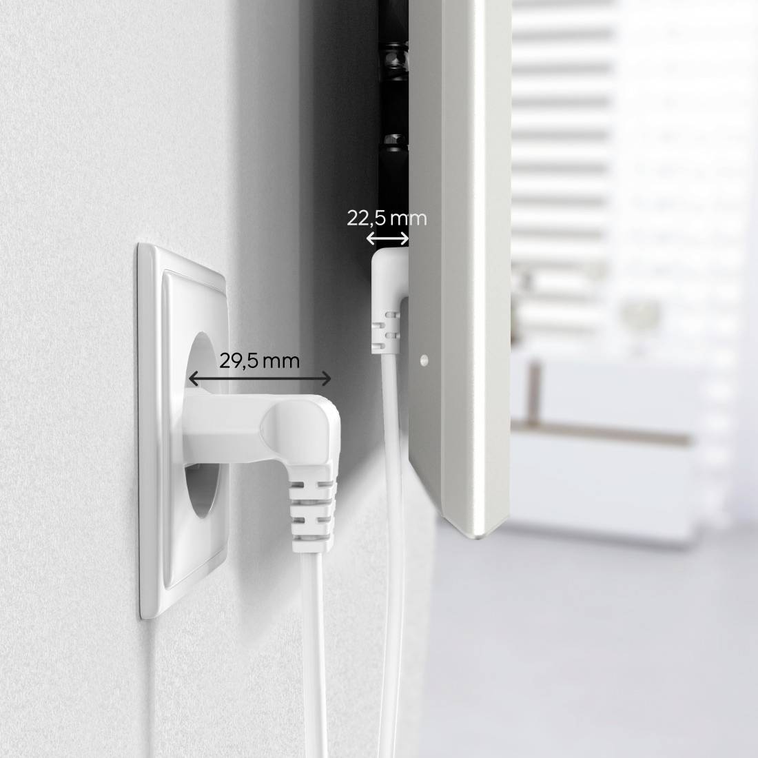 Un câble blanc avec une fiche coudée dépasse de 29,5 mm du mur. Un autre câble dépasse de 22,5 mm d'une table ou d'un appareil.