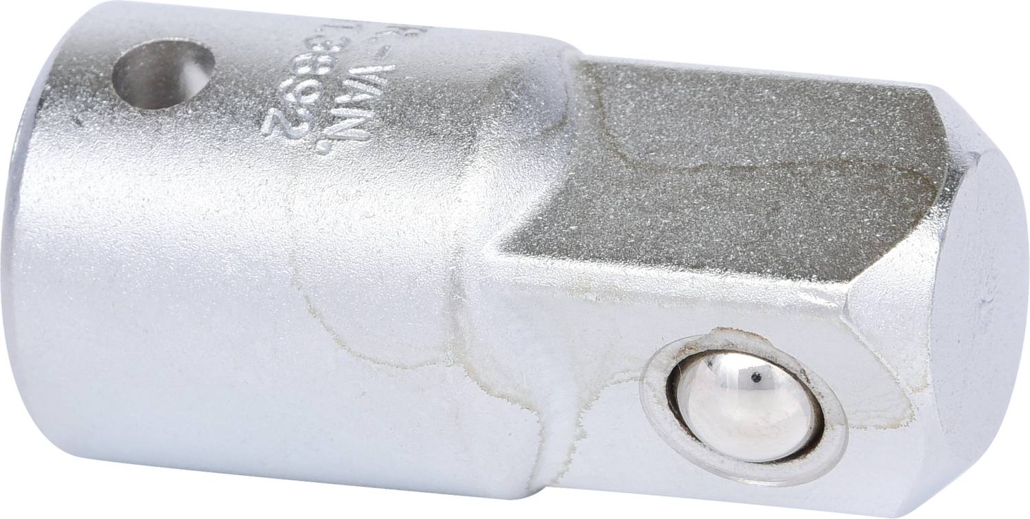 Adaptateur à douille cylindrique argenté, à tête hexagonale et verrouillage à bille, utilisé pour connecter des douilles et des cliquets.