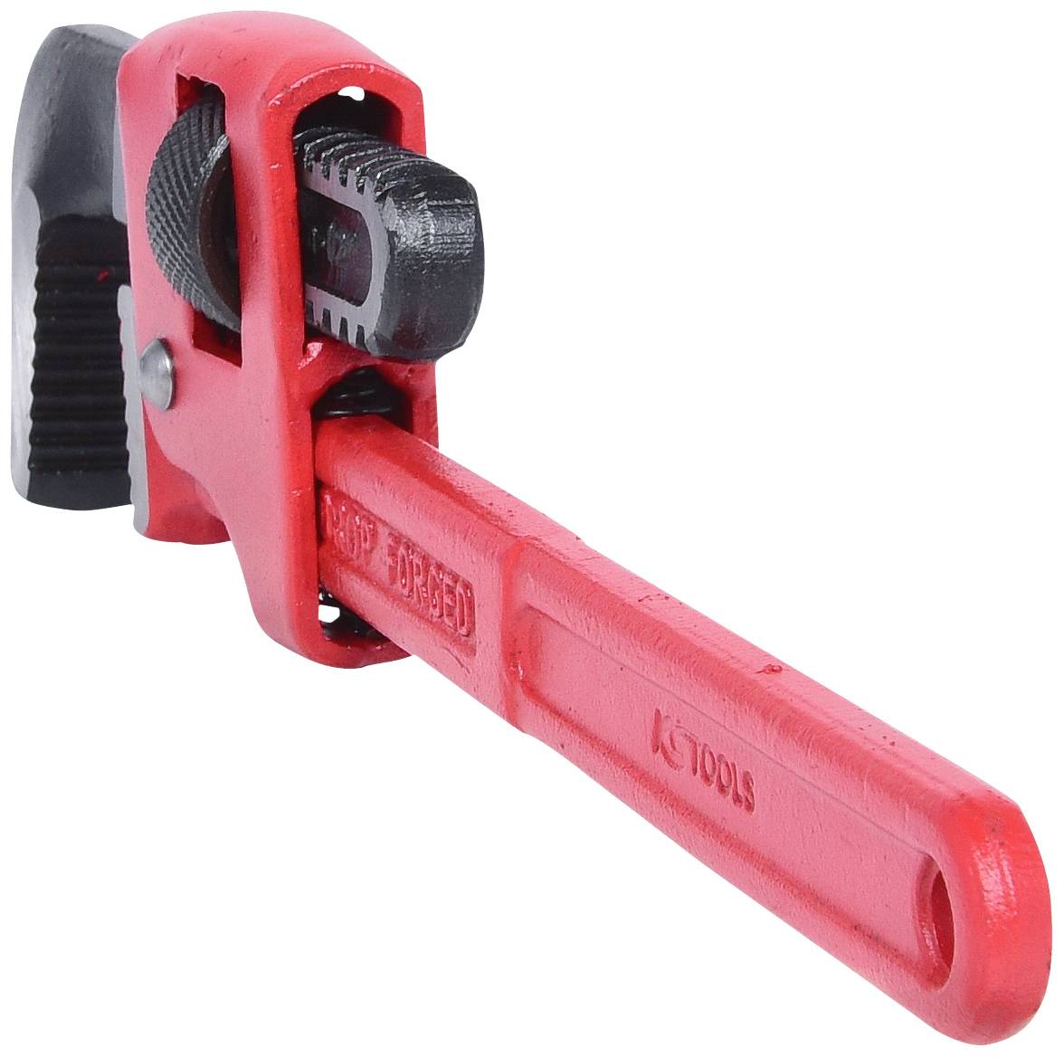 Pince à tube en métal rouge, réglable avec une poignée robuste, adaptée pour serrer ou desserrer des tubes et autres objets cylindriques.