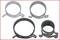 Quatre colliers de serrage en métal de différentes tailles, représentés sur un fond blanc.