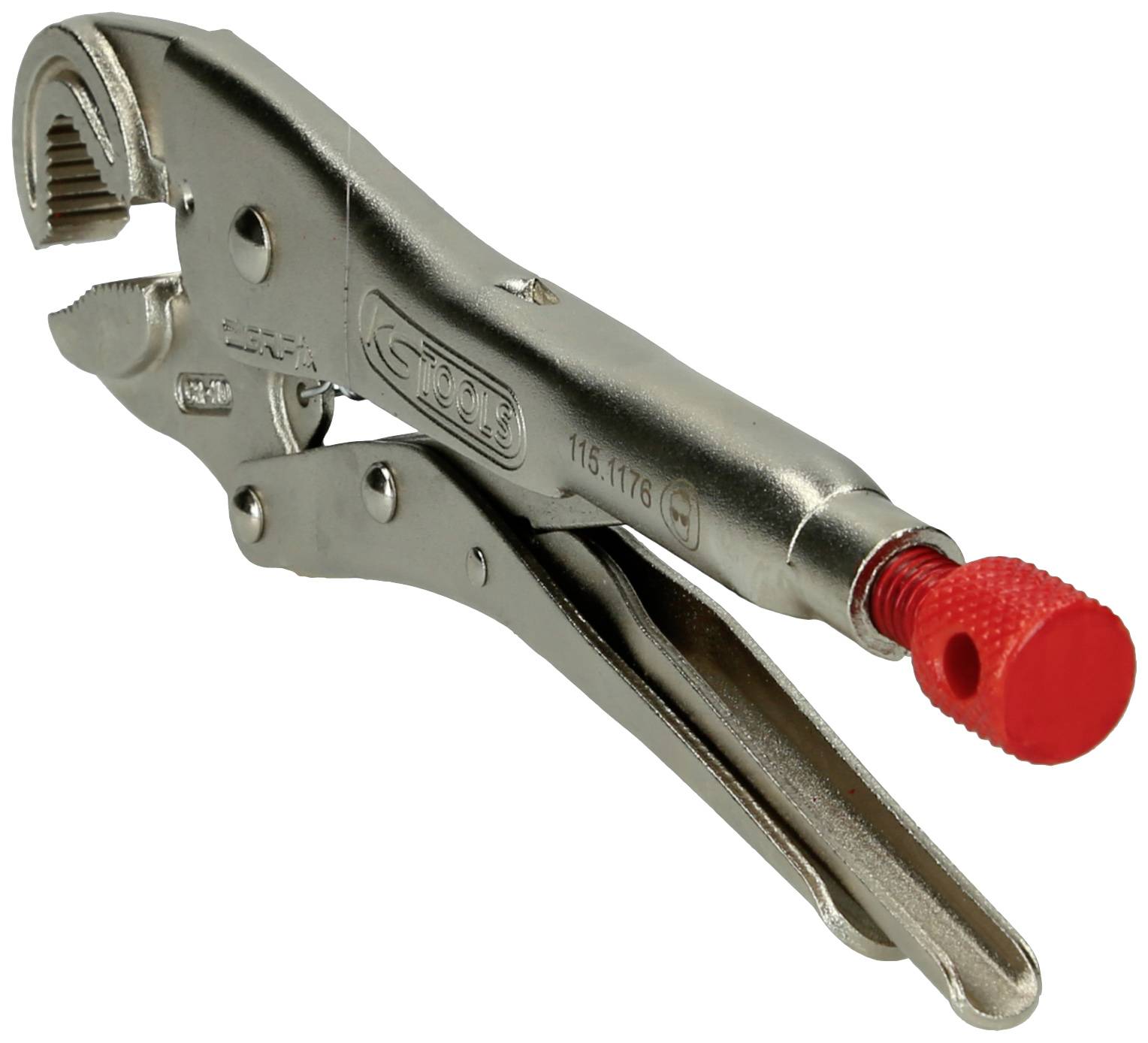 Une pince à pipe en argent avec une poignée rouge, utilisée pour tenir des tuyaux et d'autres objets cylindriques.