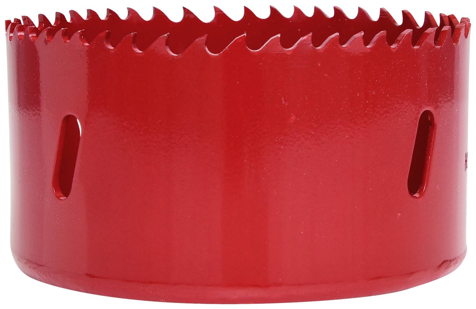 Lame de scie cloche rouge avec bord dentelé et orifices de ventilation latéraux. Adaptée pour des coupes circulaires précises dans divers matériaux.
