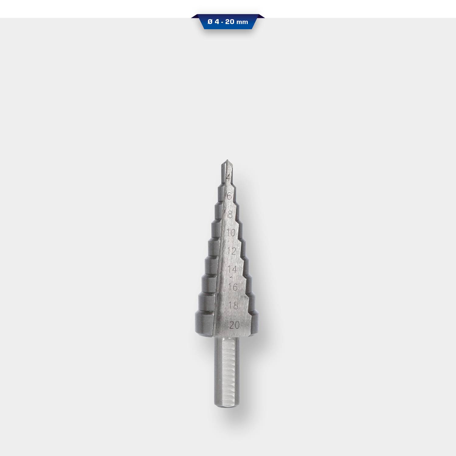 Un foret étagé en argent avec une échelle de Ø 4 à 20 mm sur un fond gris.