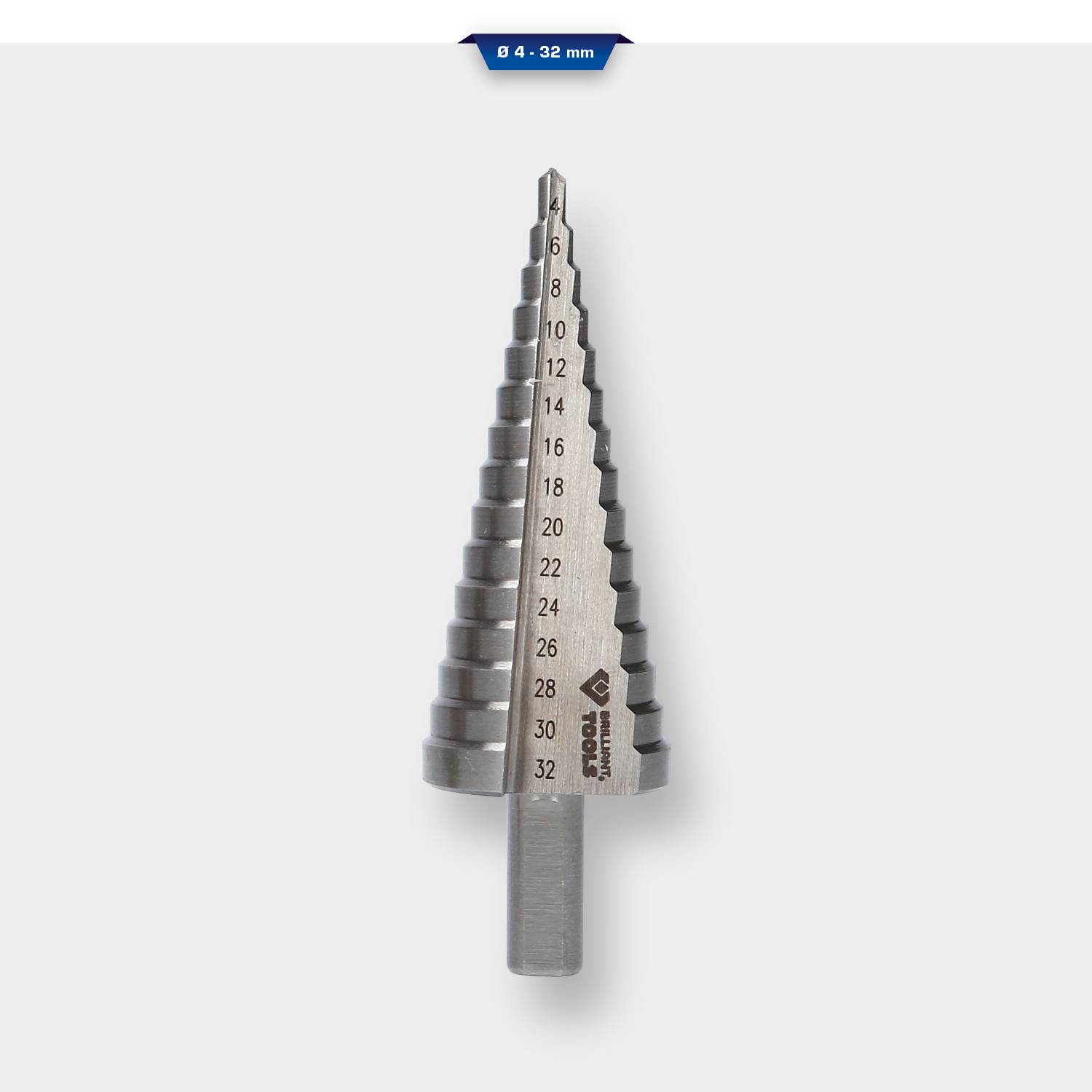 Un foret étagé avec des marquages de 4 à 32 mm pour différentes tailles de trous, sur fond blanc.