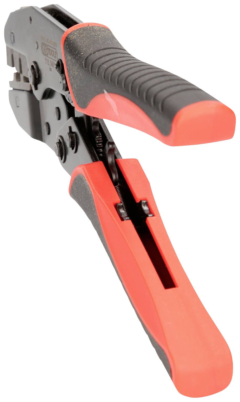 Pince à sertir avec poignée en plastique noir et accents rouges, ouverte, montrant les mâchoires de la pince. Outil pour connexions électriques.