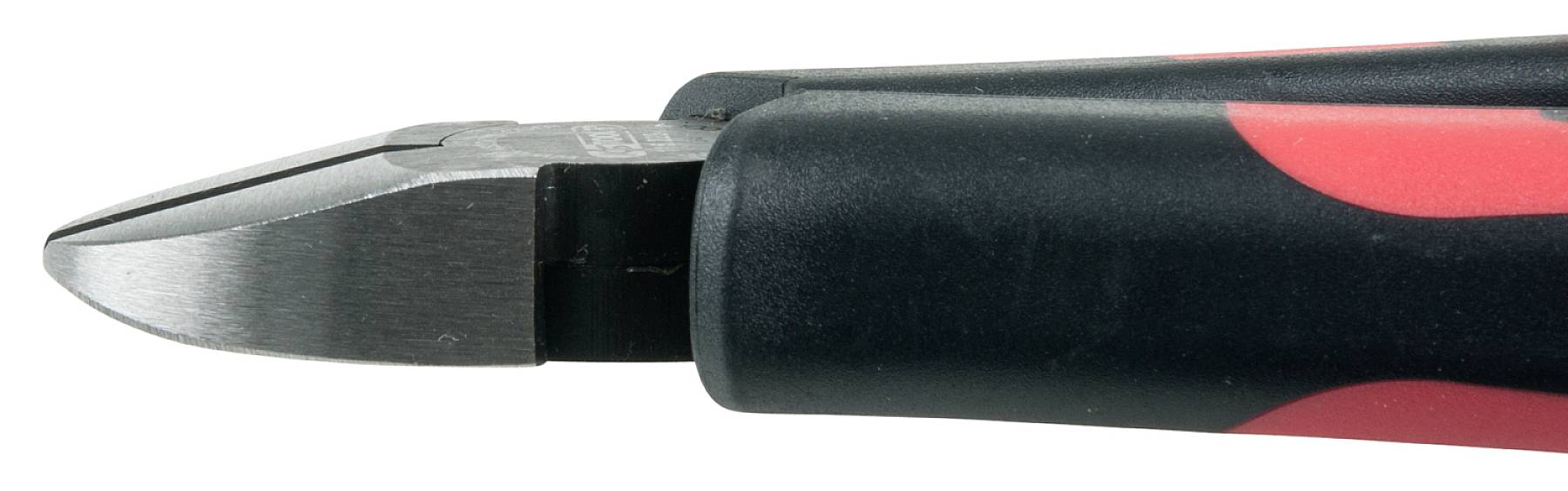 Gros plan d'un coupe-câbles avec une poignée noir et rouge, mettant en évidence les lames de coupe au premier plan.