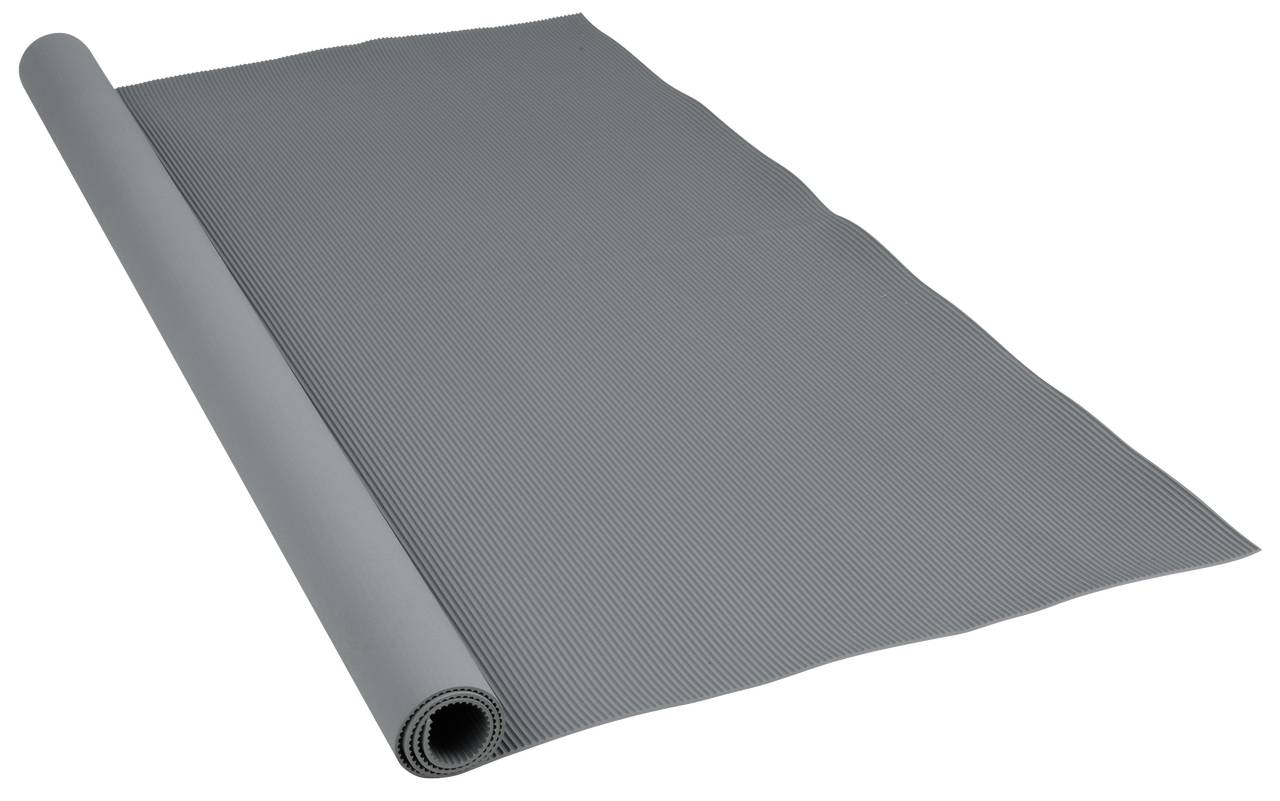 Tapis antidérapant gris, enroulé, lisse sur les bords, en caoutchouc, sur fond blanc. Idéal pour étagères et tiroirs.