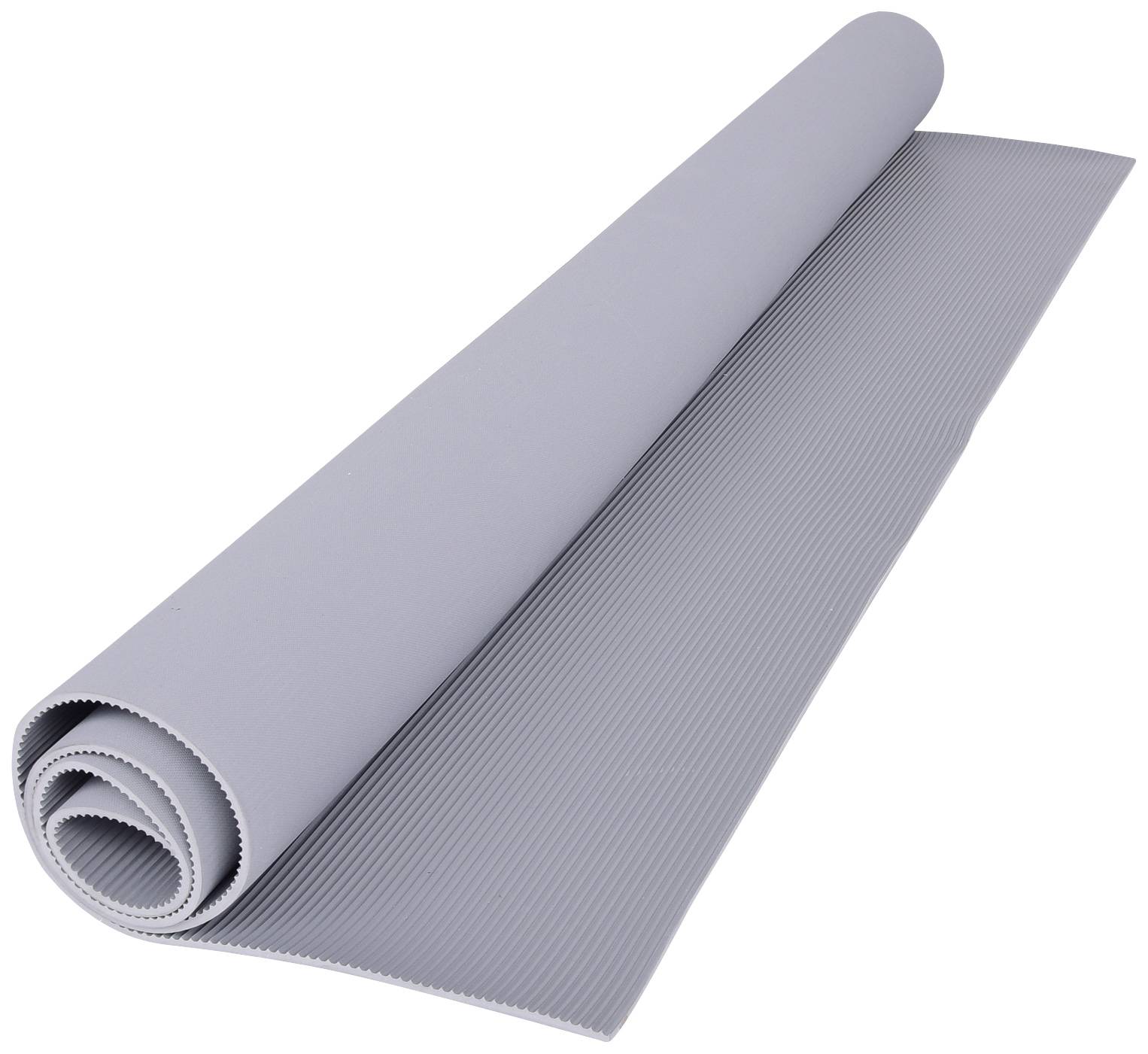 Un tapis de yoga gris est déroulé sur une surface plane, légèrement enroulé à son extrémité, présentant une fine structure de rainures.