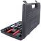 Coffret à outils noir avec des outils rouges à l'intérieur, ouvert et vu de côté. Poignée de transport visible, matériau en plastique.