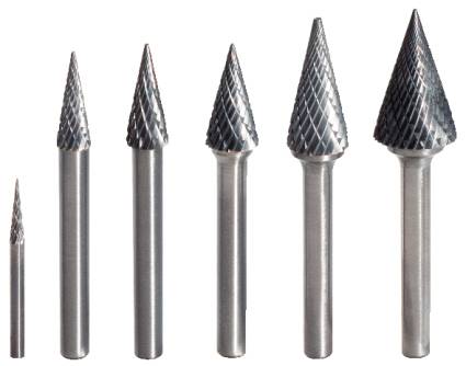 Six crayons à griffer avec des têtes coniques et un motif en losange en métal, disposés de gauche à droite par taille croissante.