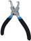 Une pince à circlips en argent avec des poignées noires, utilisée pour retirer ou installer des circlips sur des pièces mécaniques.