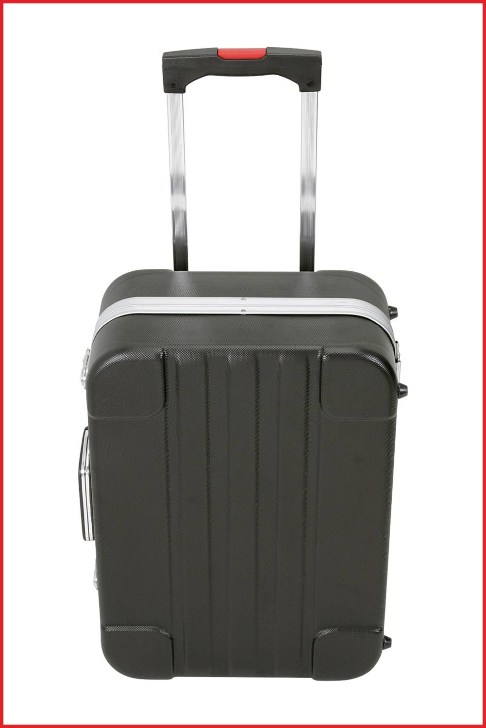 Une valise noire avec une poignée rouge et une tige télescopique sur un fond blanc. La valise possède des coins renforcés.