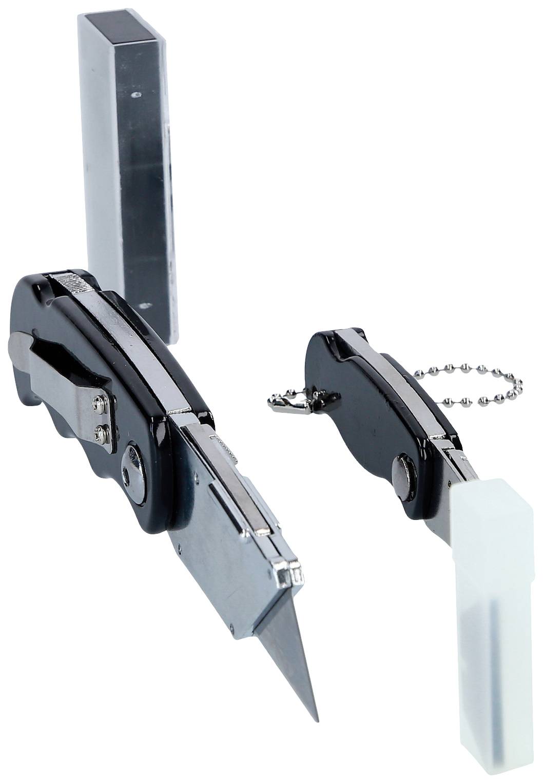 Un petit couteau rétractable avec lame et porte-clés, représenté en position dépliée et repliée.