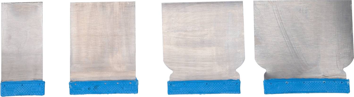 Quatre pinceaux plats de différentes tailles avec des manches bleus, alignés côte à côte.