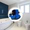 Différents embouts de brosse bleus pour perceuses sont présentés devant une salle de bain moderne avec baignoire et lavabo.