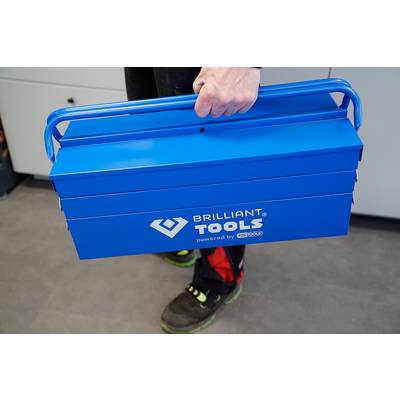 Une personne tient une boîte à outils bleue de 'BRILLIANT TOOLS'.