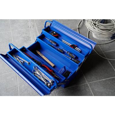 Une boîte à outils bleue ouverte contenant divers outils tels que des clés, des tournevis, un mètre ruban et un marteau, posée sur un sol gris.