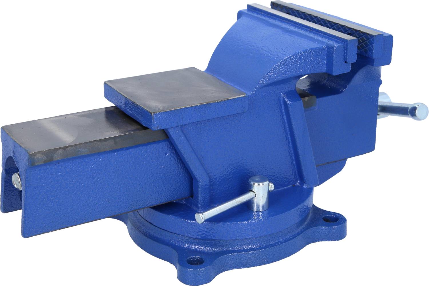 Étau bleu en métal, vu de côté, avec base pivotante et deux poignées pour régler les mâchoires. Adapté pour maintenir des pièces en place.