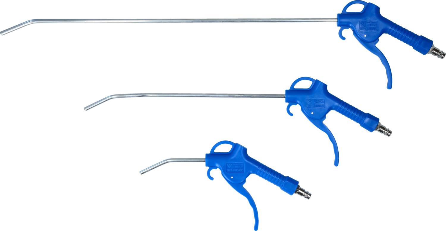 Trois pistolets à air comprimé bleus de différentes tailles avec de longues buses, disposés côte à côte devant un fond blanc.