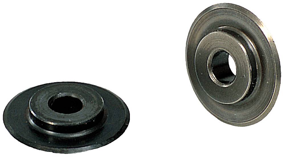 Deux disques métalliques percés en leur centre. Un est posé à plat, l'autre est dressé verticalement. Les deux semblent être de fabrication industrielle.