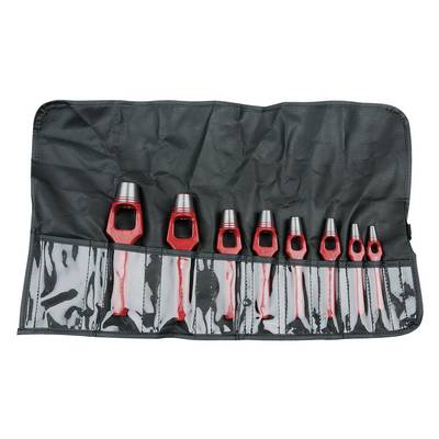 Un ensemble de huit flûtes à trous rouges avec des embouts gris, rangées dans un étui noir rabattable doté de compartiments transparents.